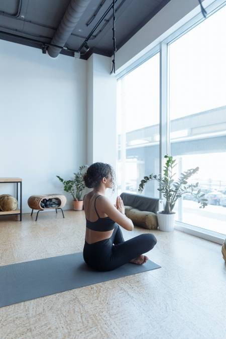 女人练习瑜伽健康生活图片