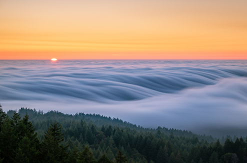 日落山林云雾笼罩风景高清图片