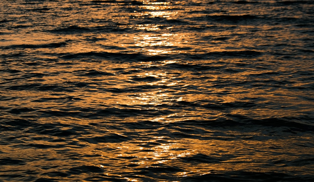 唯美夕阳下的海面图片