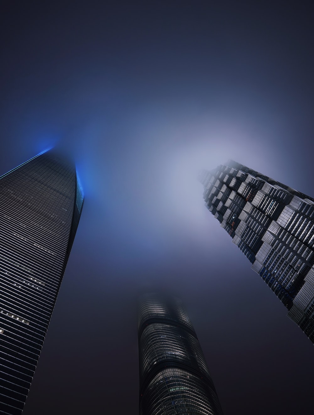 云雾中的高楼图片