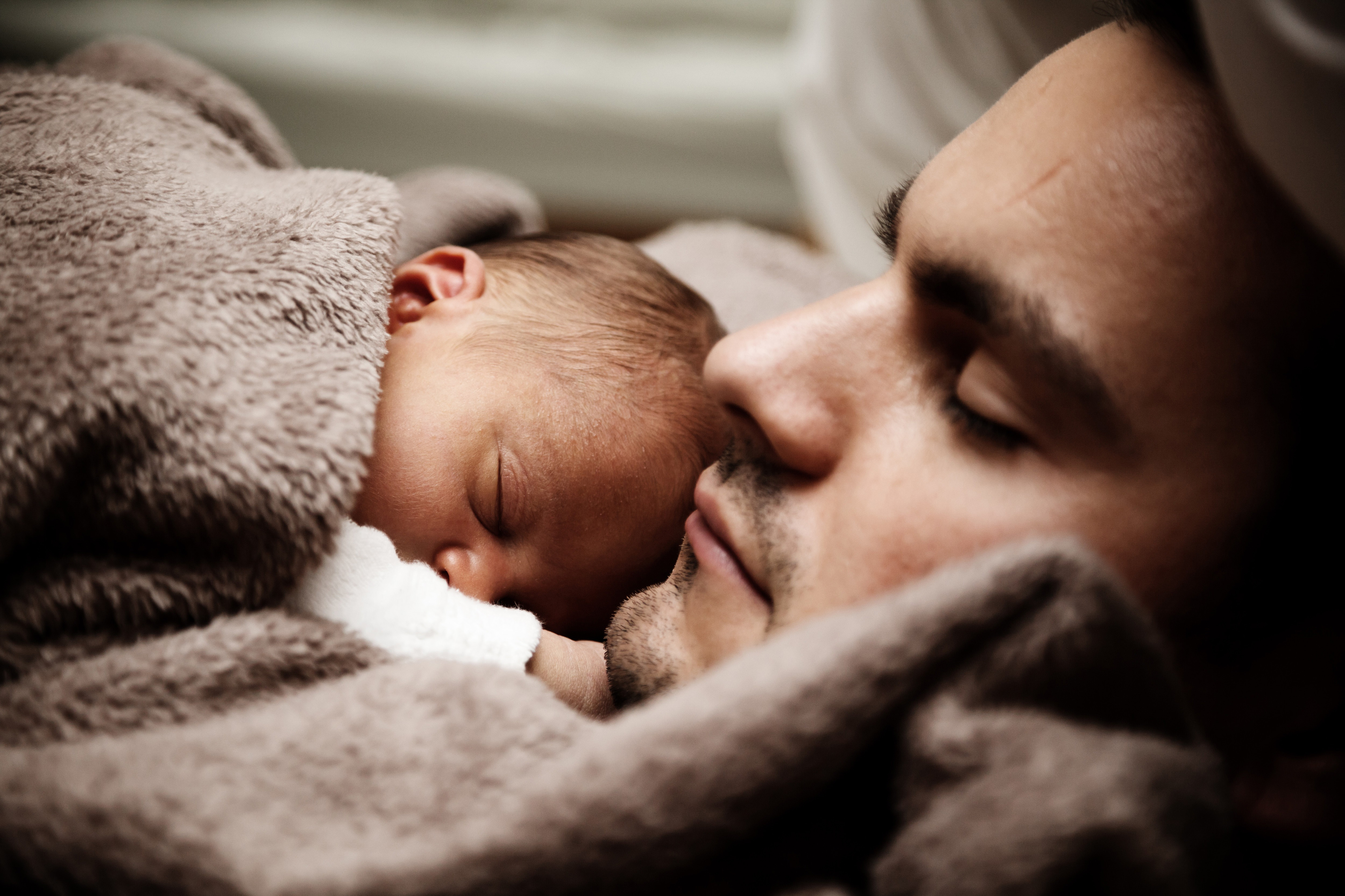 父亲与孩子睡觉温馨图片