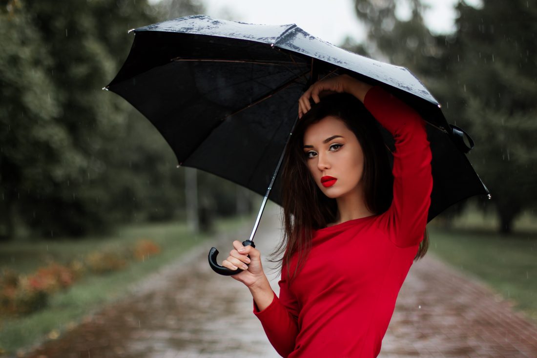 下雨天红衣美女人物图片