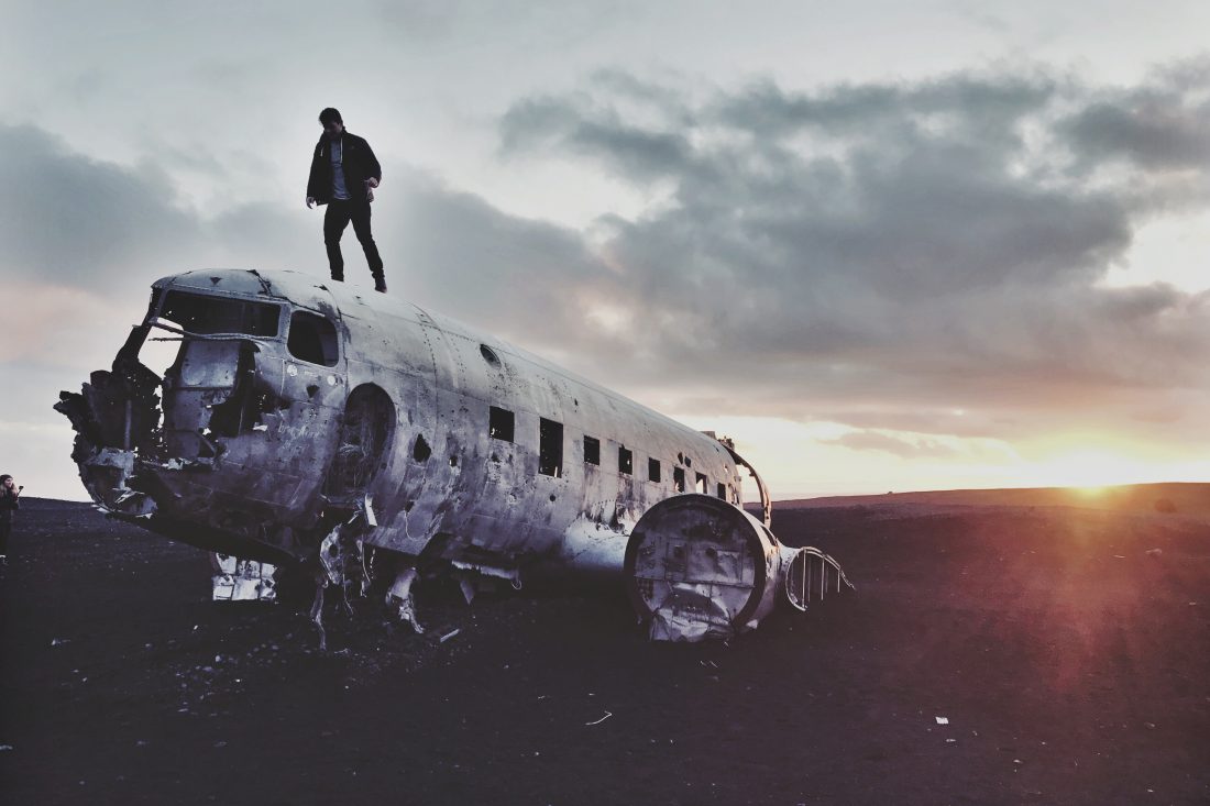 站在飞机残骸上的男人人物图片