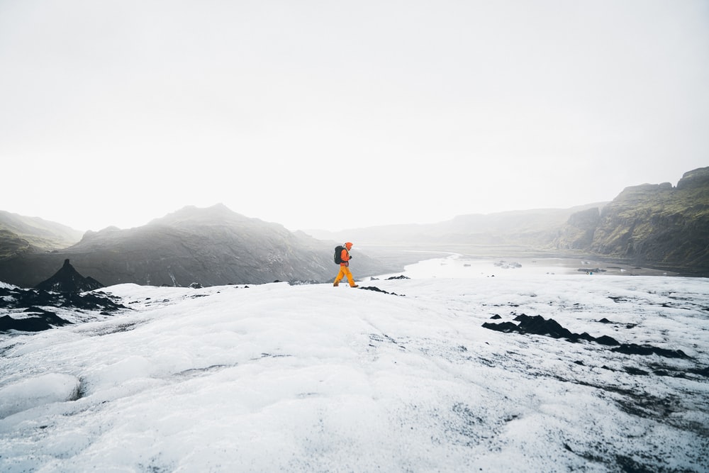 冰上行走的背包客图片