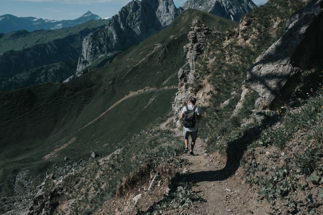 在瑞士阿尔卑斯图片中徒步旅行图片