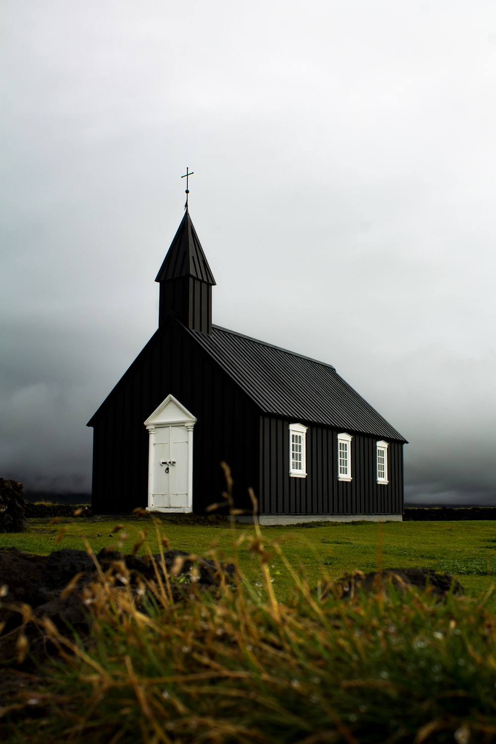 黑色的教堂建筑图片
