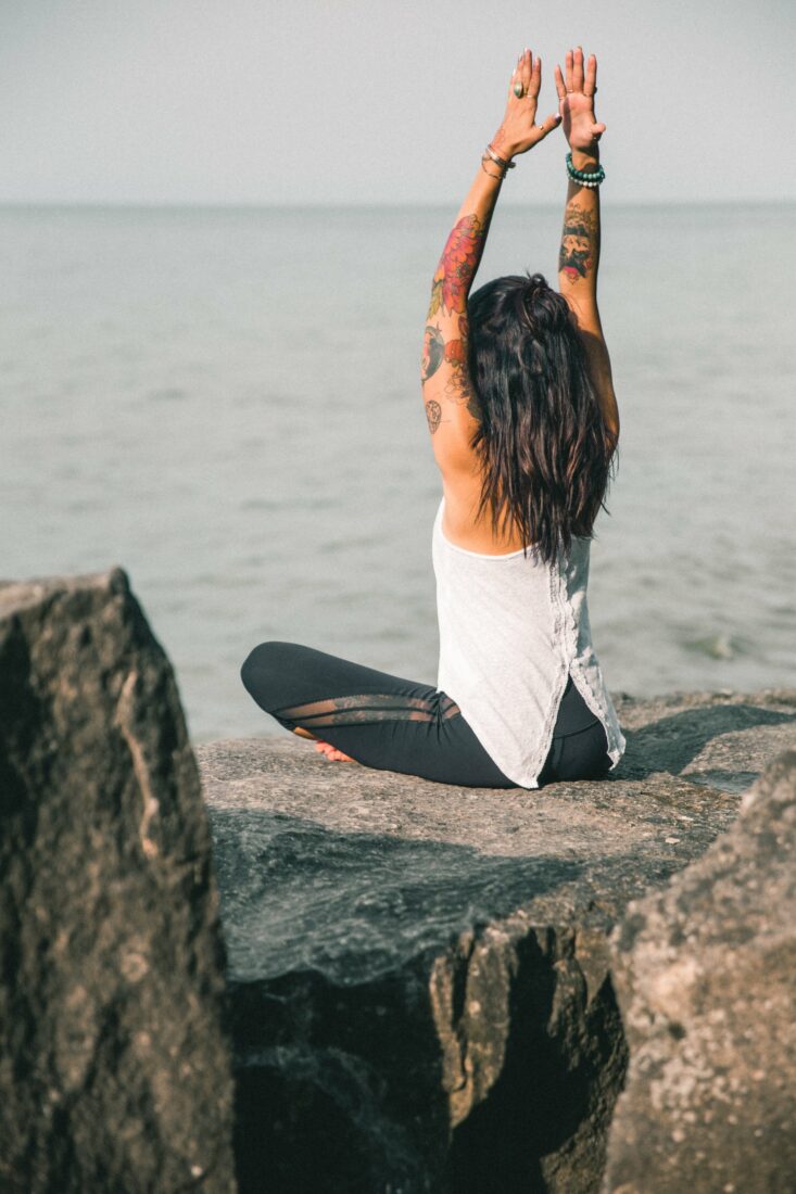 在海边岩石上做瑜伽的女人图片
