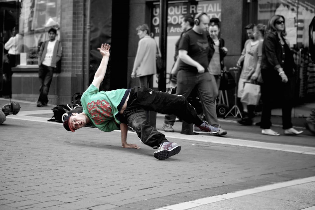 街上男子跳舞特写图片