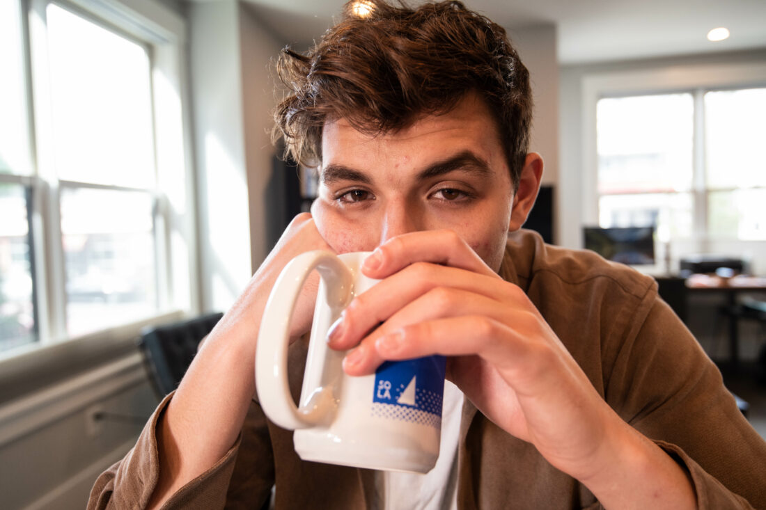 男人喝咖啡特写的照片