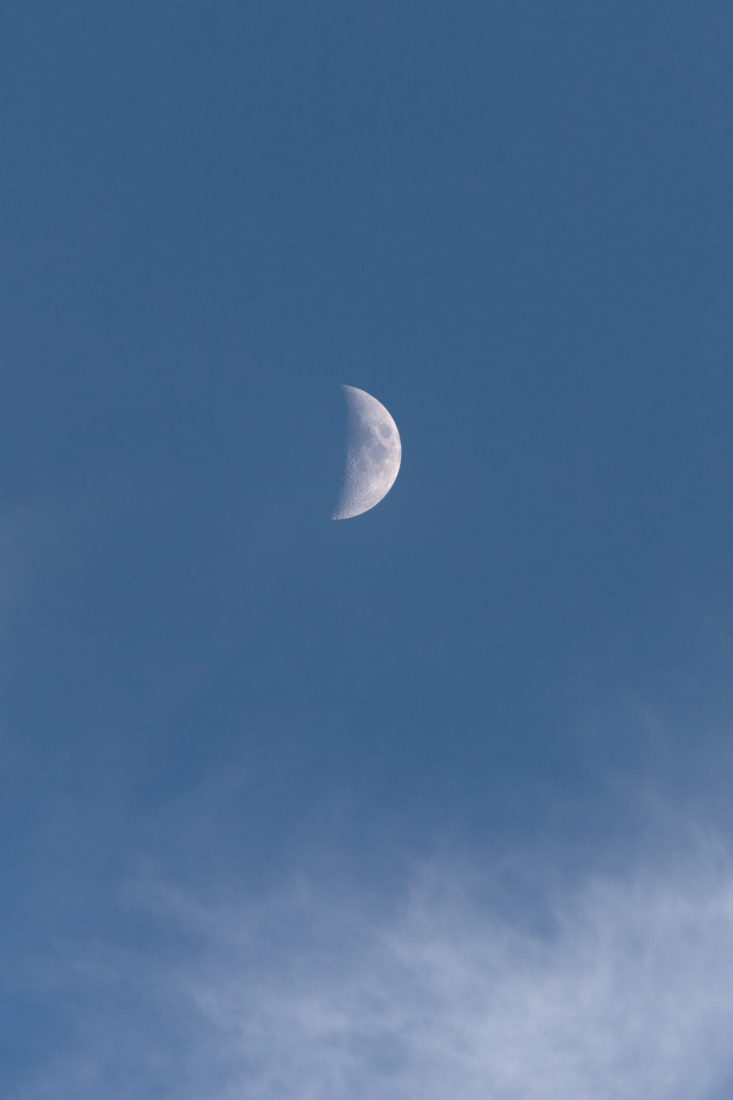 月亮蓝天图片
