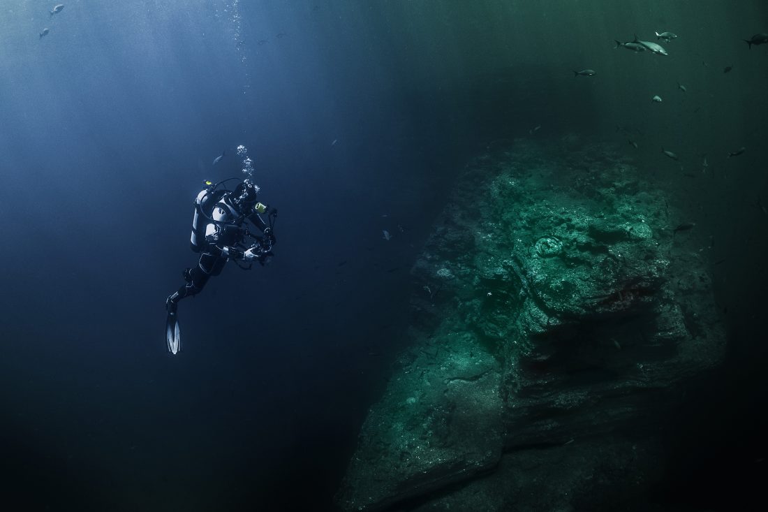 潜水员潜入海底图片