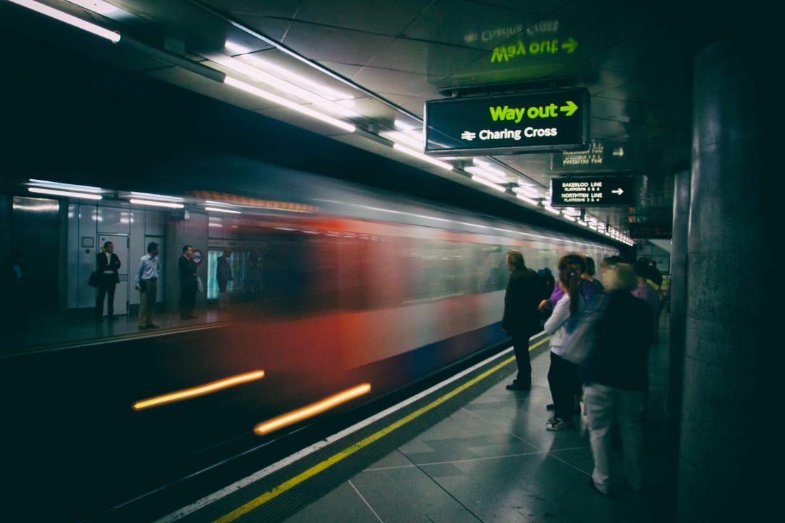 伦敦等地铁的人素材图