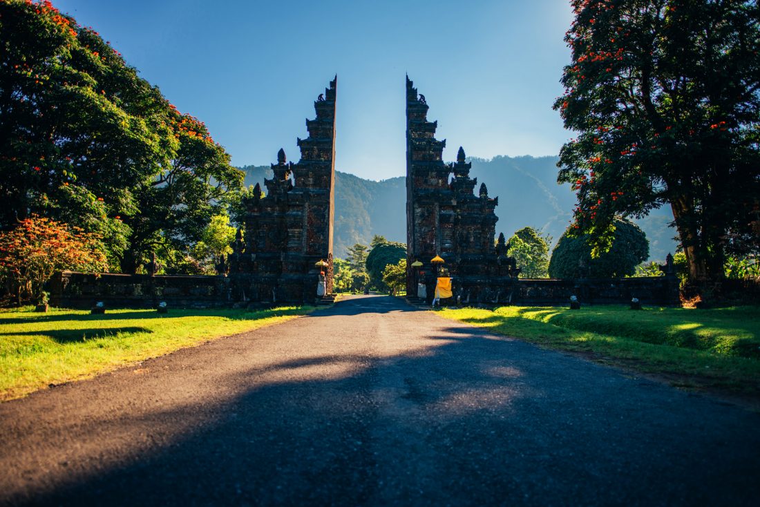 巴厘岛寺庙在白天图片