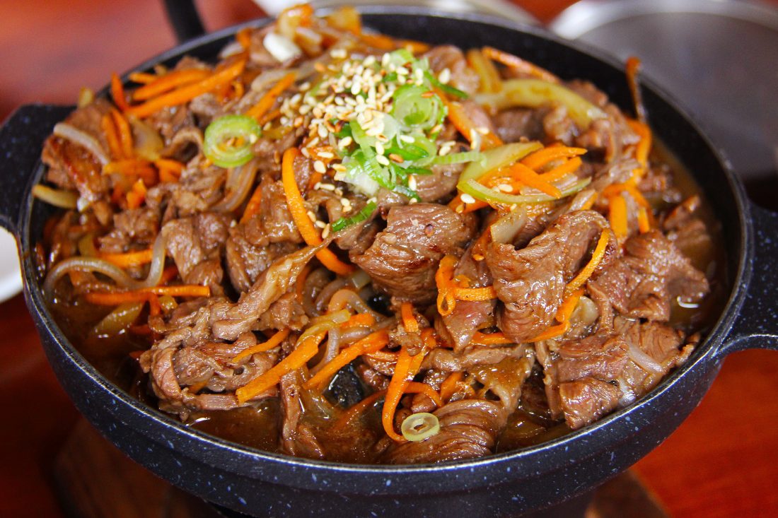 韩国猪肉炒粉食物高清图片