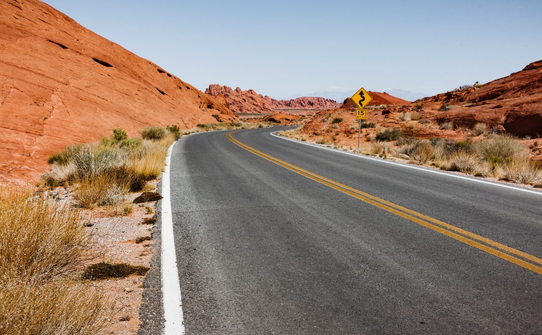 沙漠中公路图片