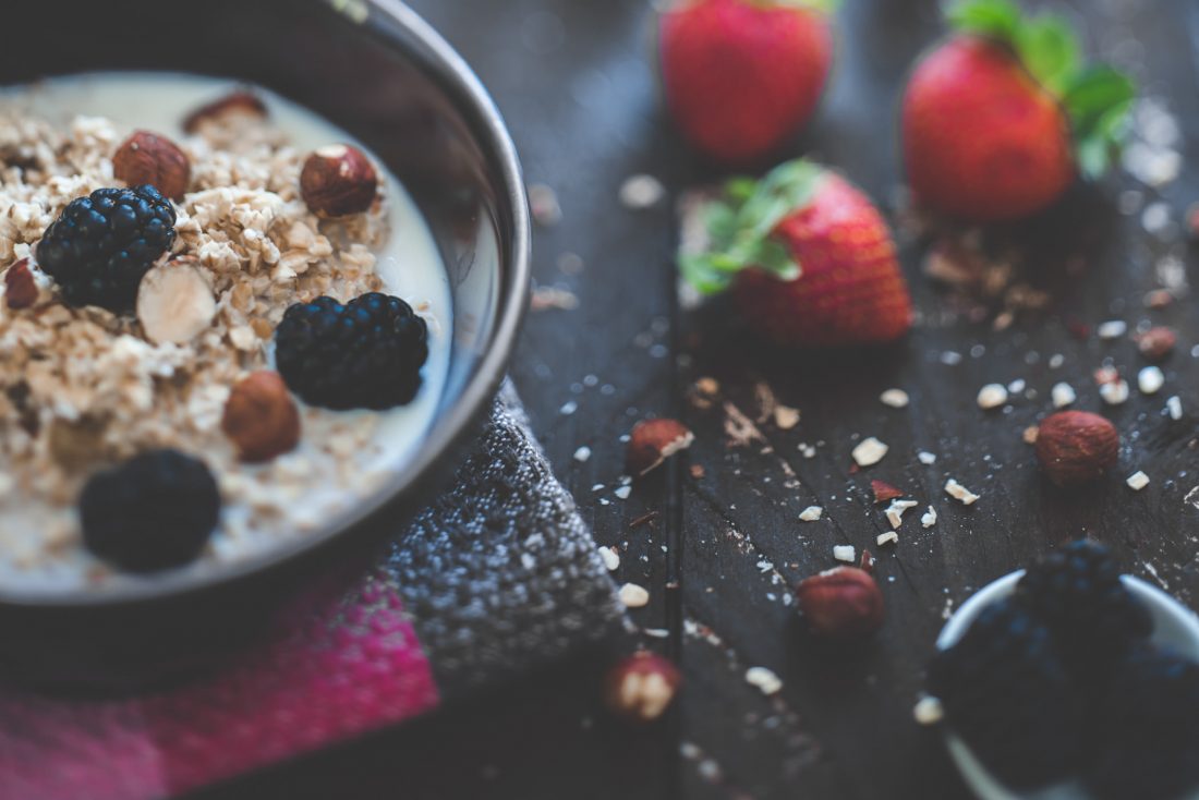 健康的蓝莓麦片早餐图片