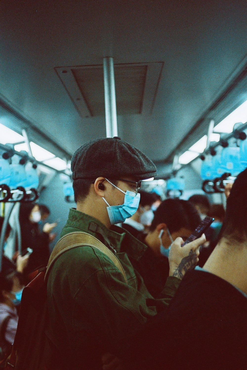 地铁玩手机的人图片