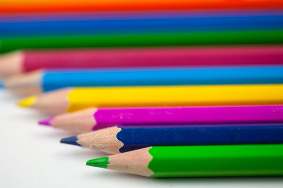 平放的彩色鉛筆圖片