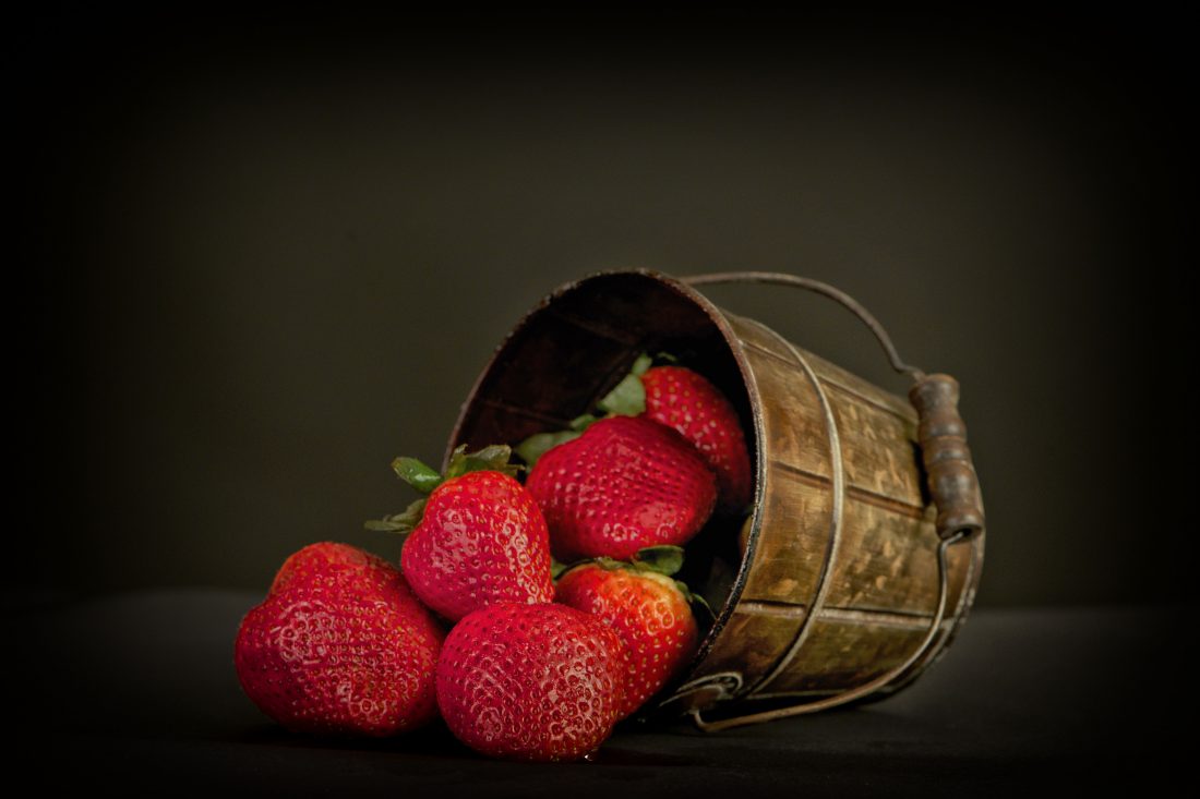 装在木桶里的草莓图片
