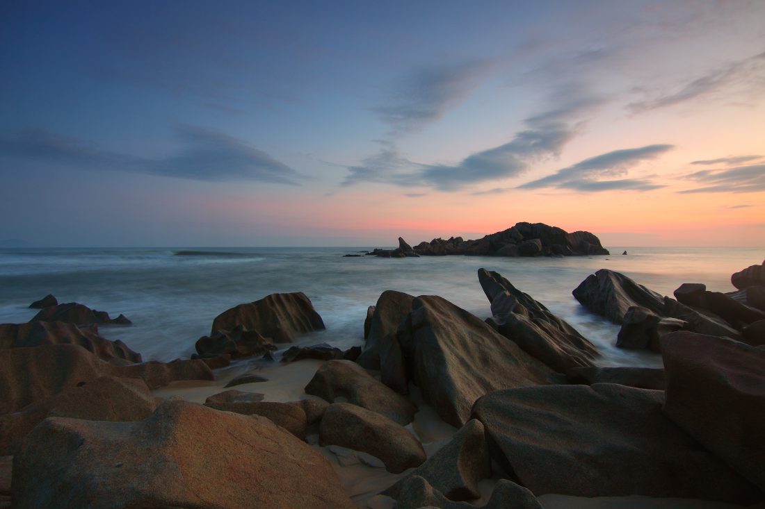 海滩岩石日落图片