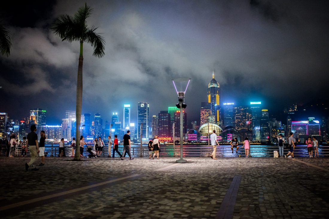 香港摩天大楼在夜间图片