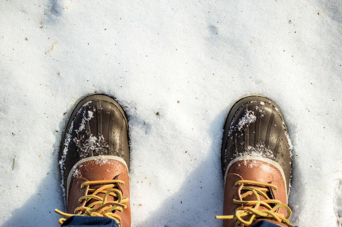 冬天雪地靴图片