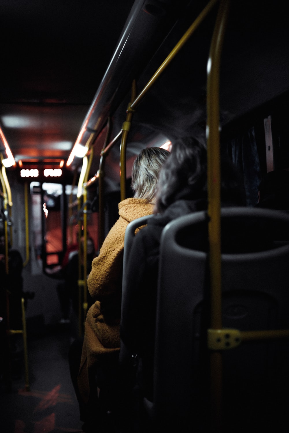 唯美夜间公交车图片