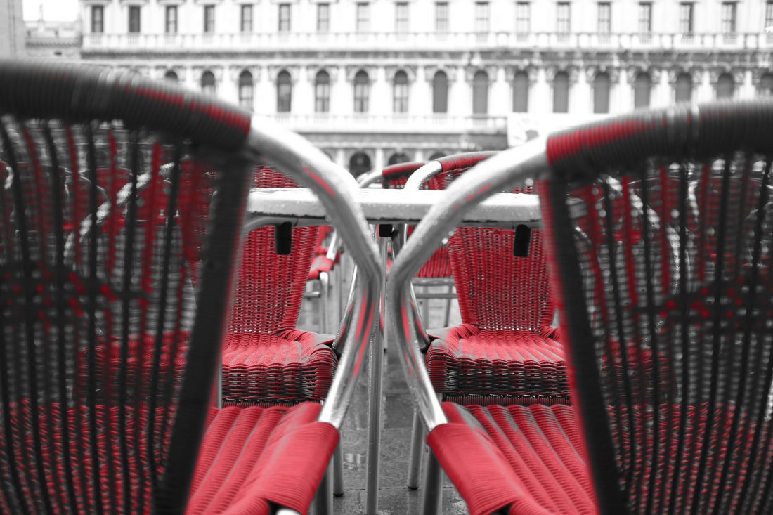 红色户外椅子图片