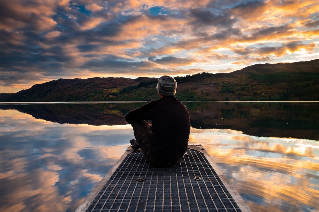 坐在湖上的人图片