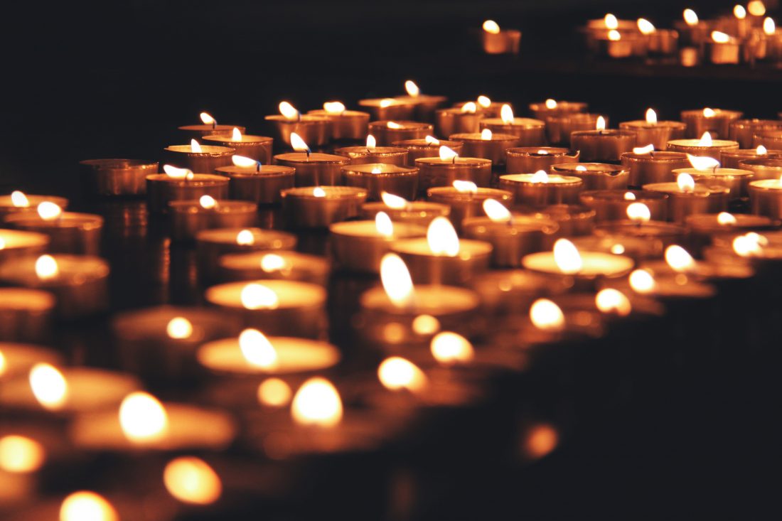 燃烧的祈祷蜡烛图片
