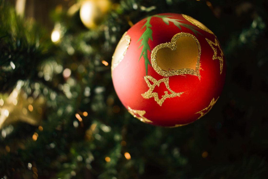 圣诞树装饰球特写图片