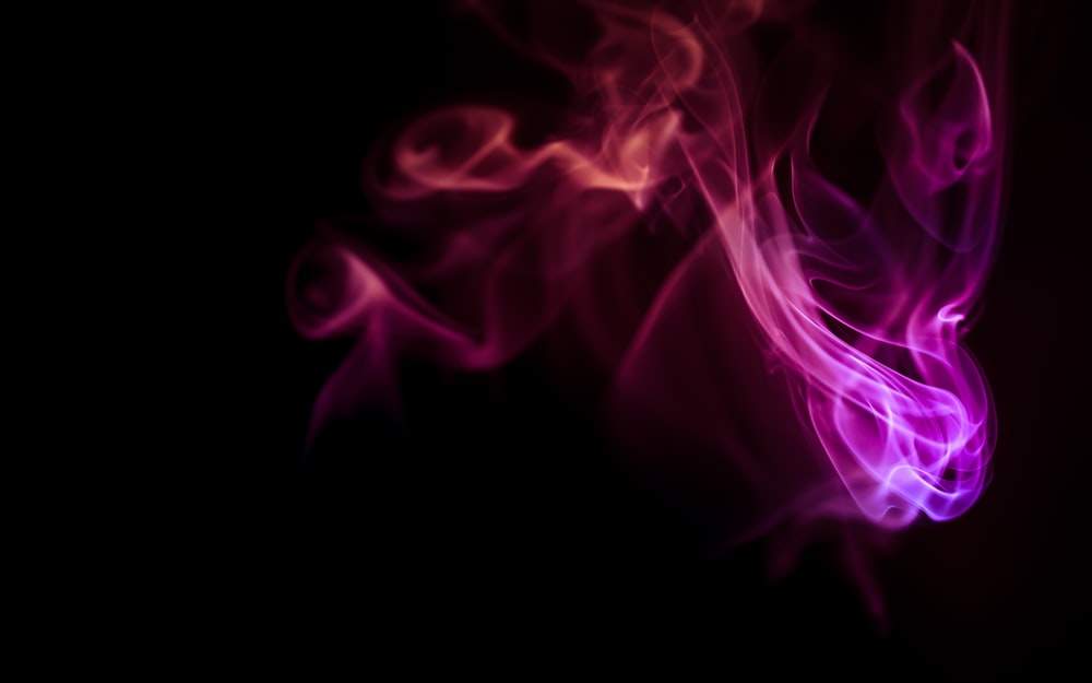 抽象的紫色烟雾图片
