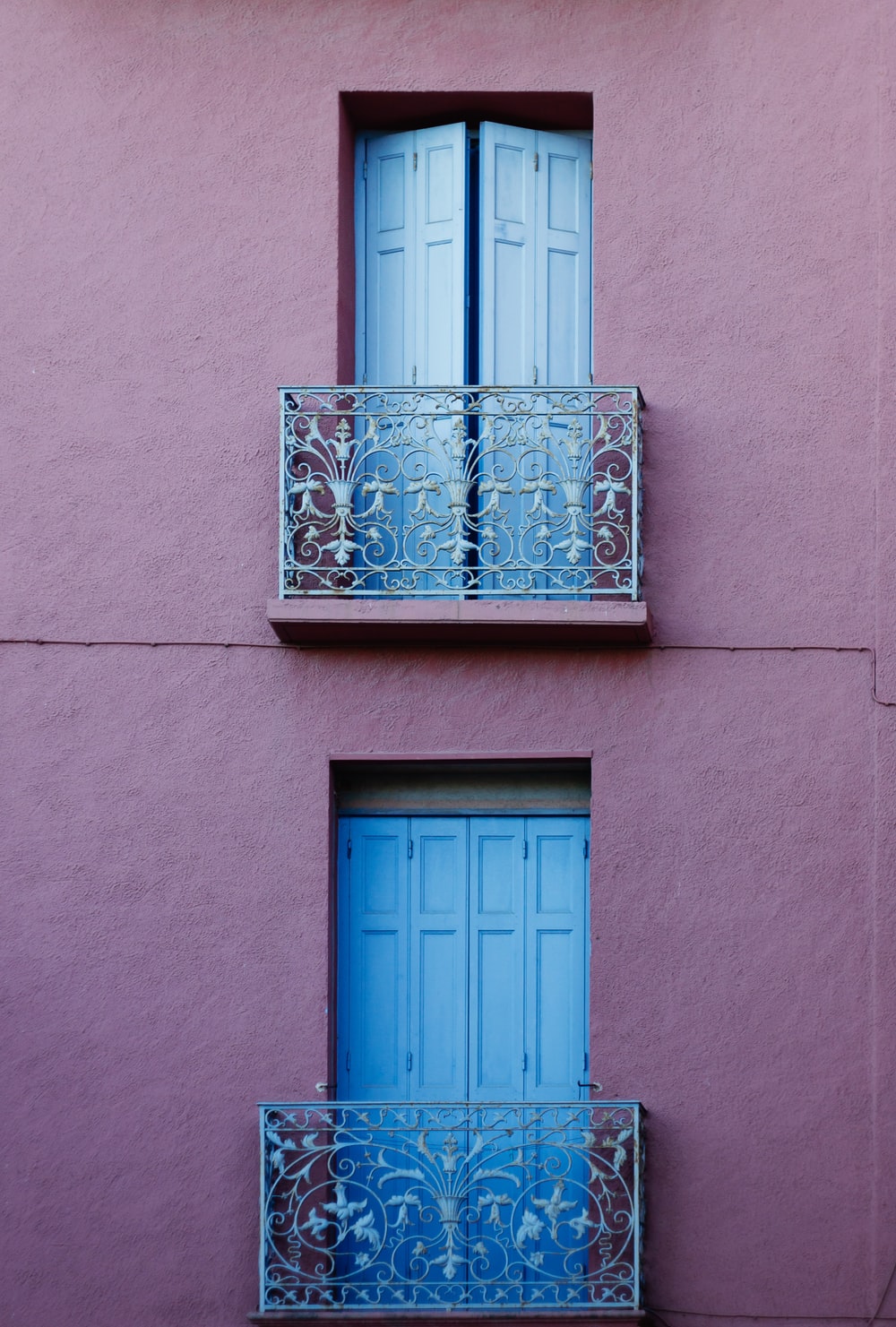 紫色建筑的窗户图片