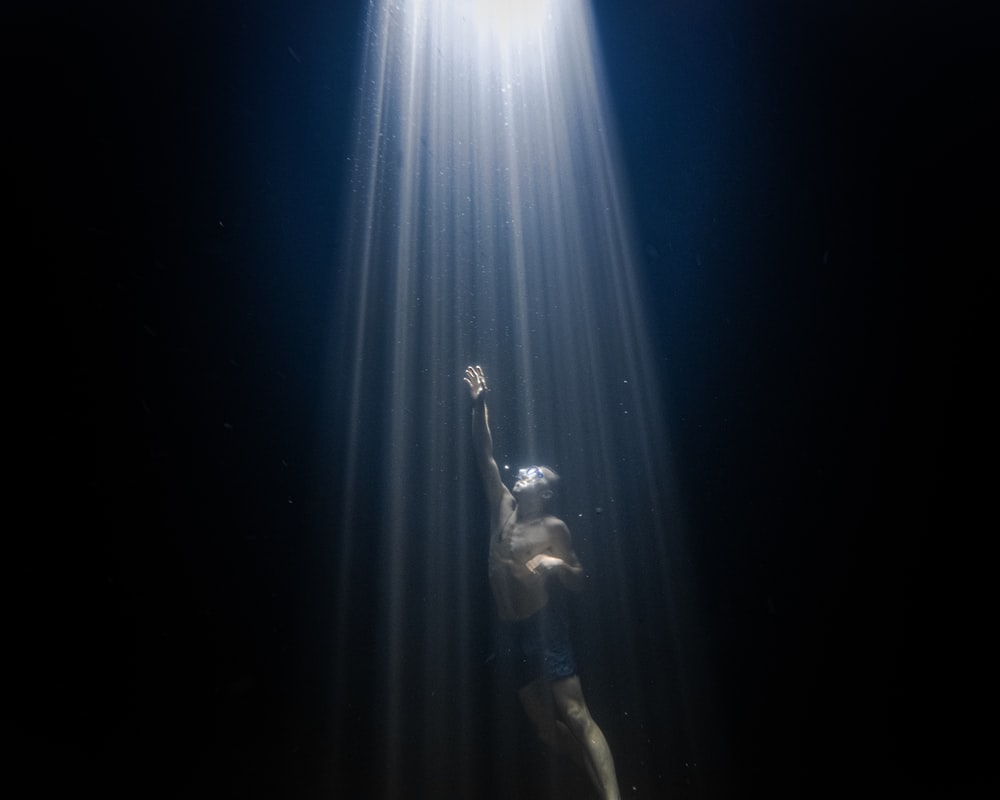 海底自由潜水图片
