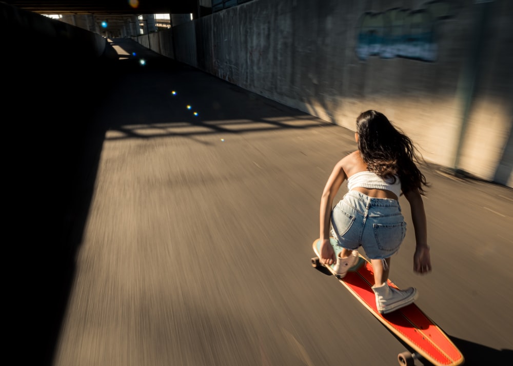 滑滑板的女生图片
