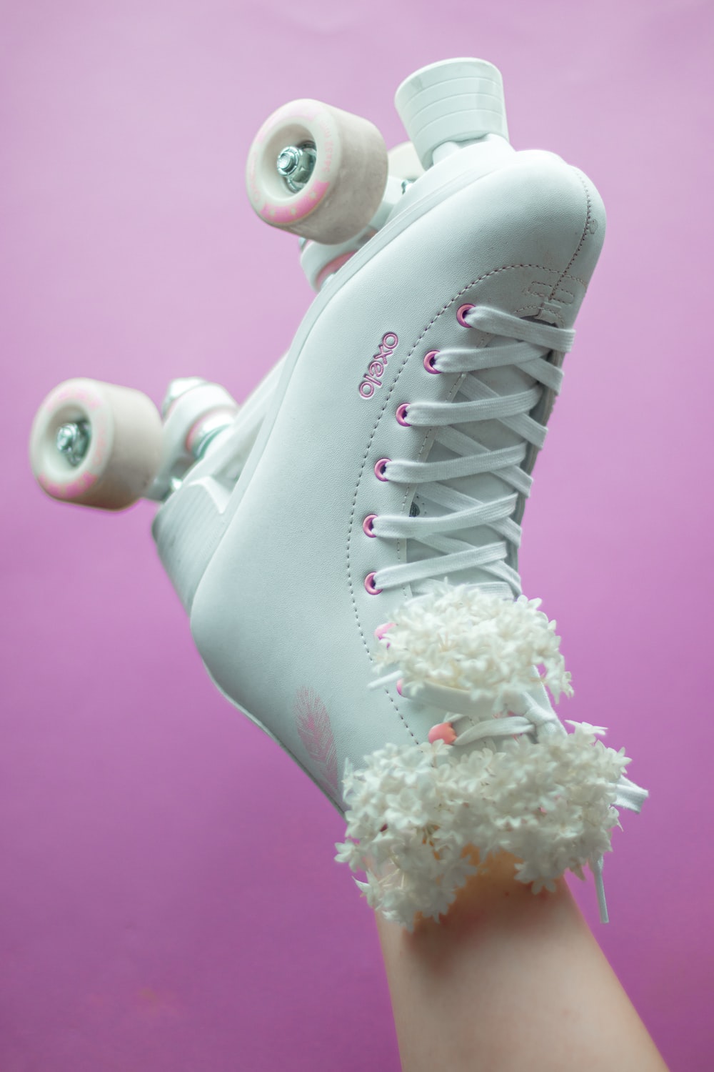 白色溜冰鞋图片