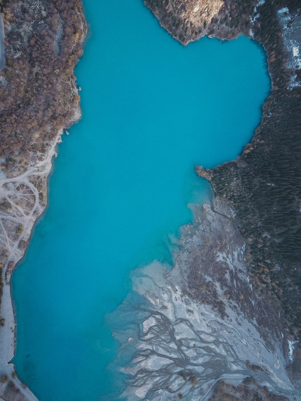 蓝色湖水俯视图片
