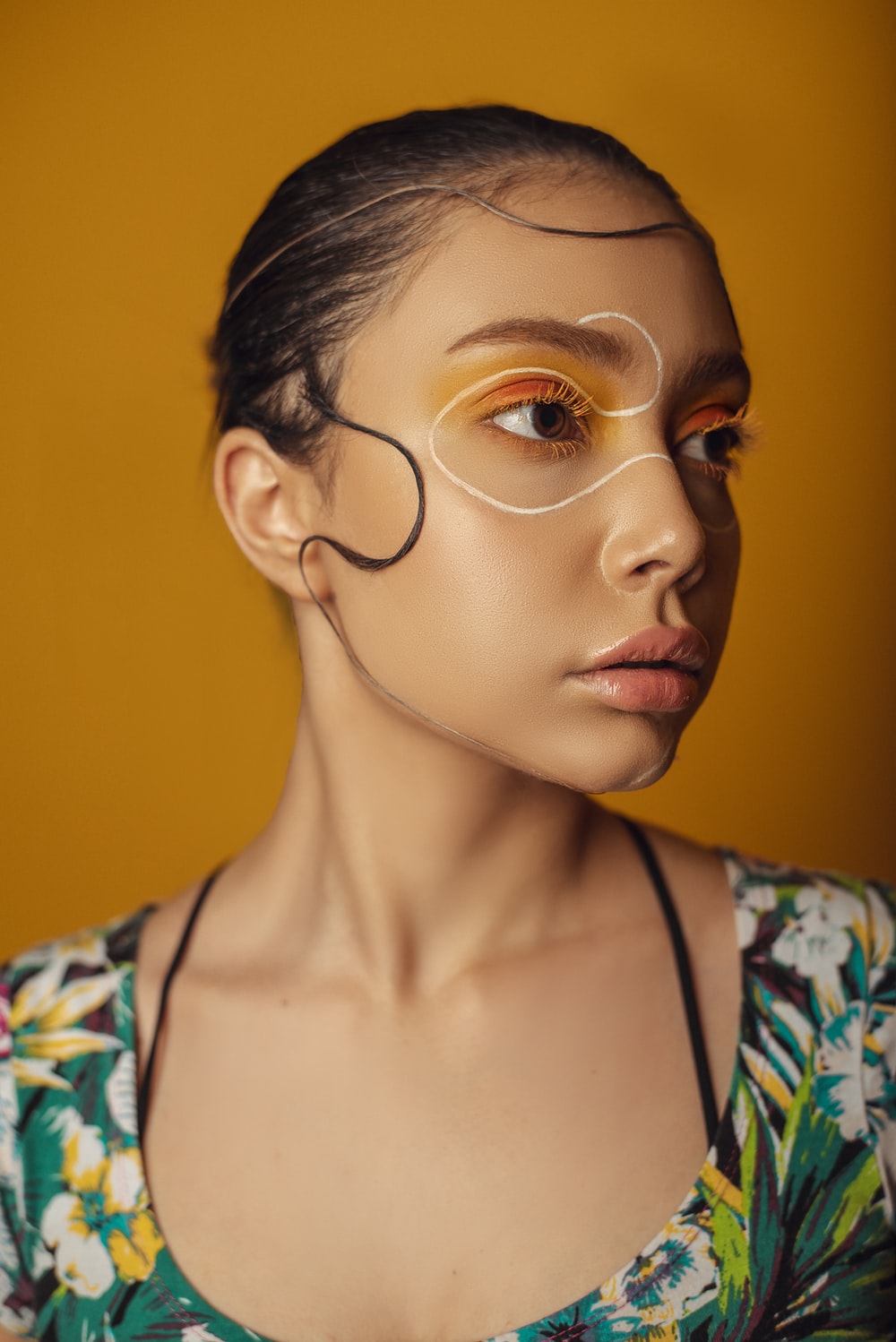 化橙色眼妆的女孩艺术照