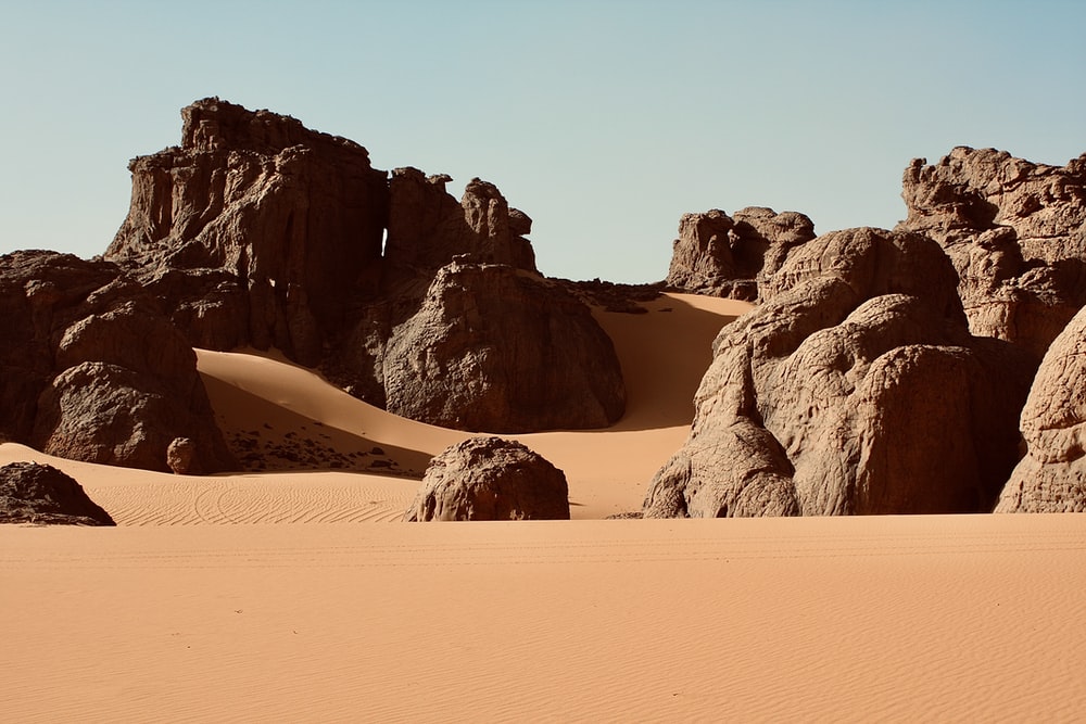 沙漠里的山丘风景图片素材