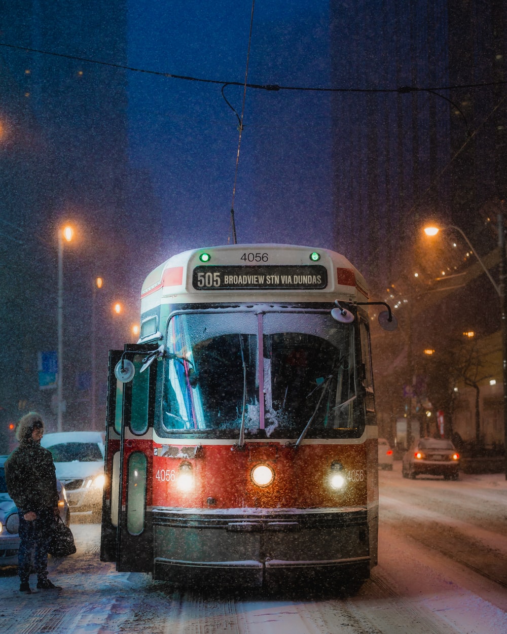 雪天公交车唯美夜景图片