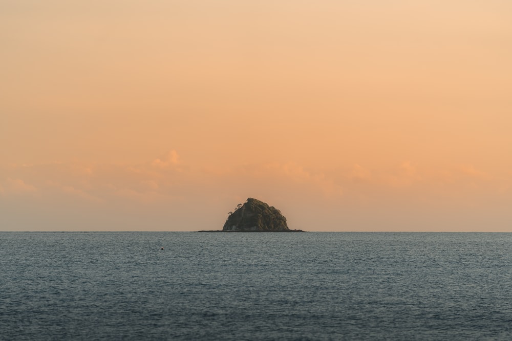 落日下的孤岛图片