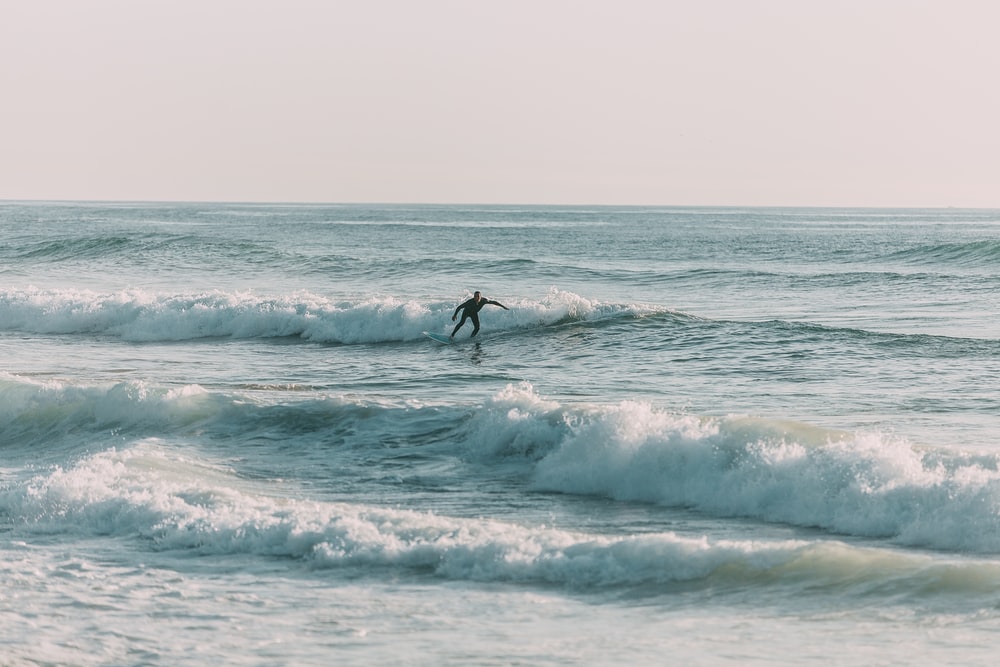 在海边冲浪的男人风景图片素材