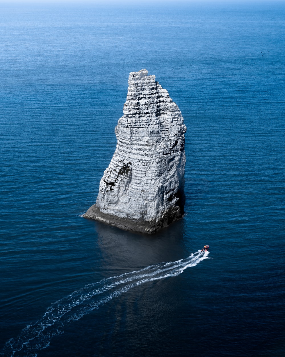海中石头小岛图片