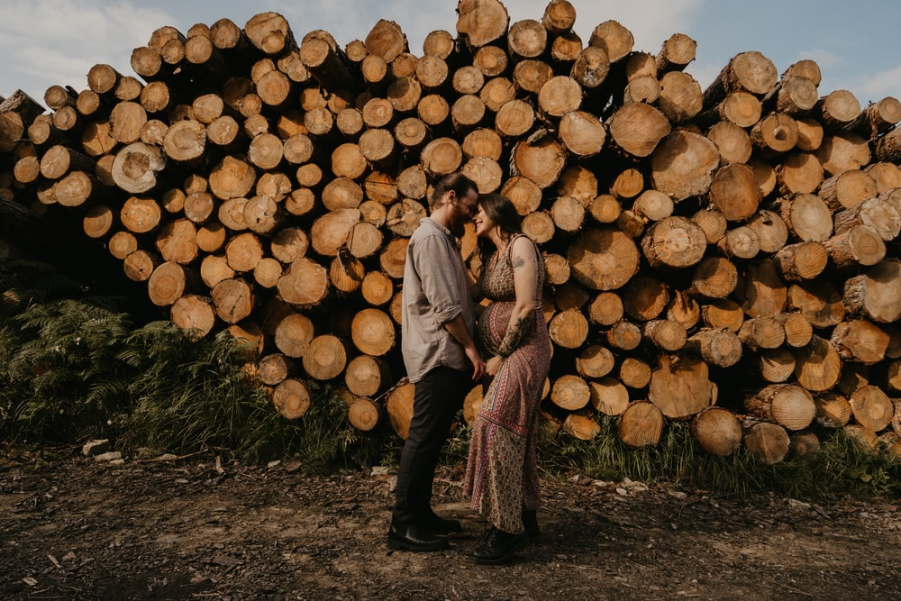 木材前的情侣孕妇照图片