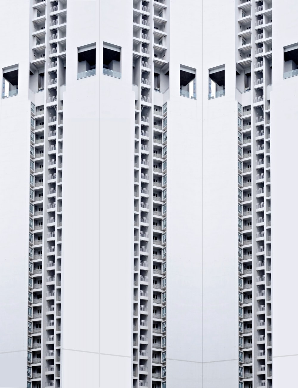 简约现代风白色高楼大厦建筑图片