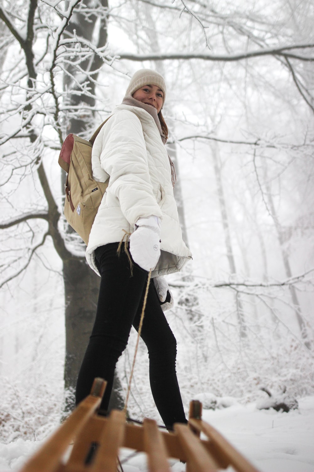冬季牵着滑雪板的女人图片