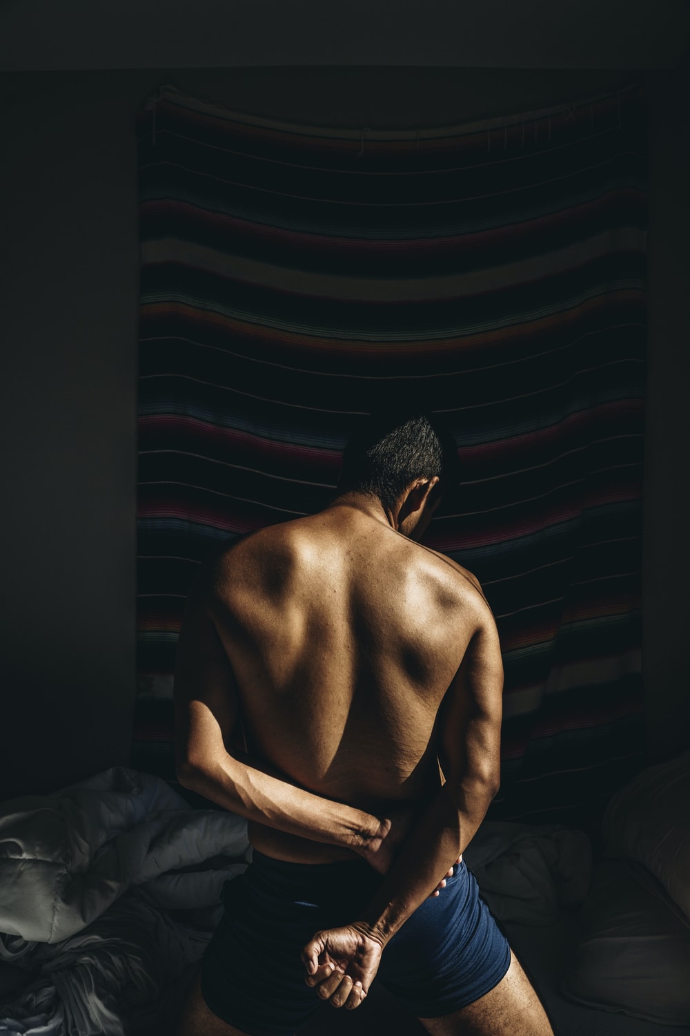 坐在床上的裸照男子图片