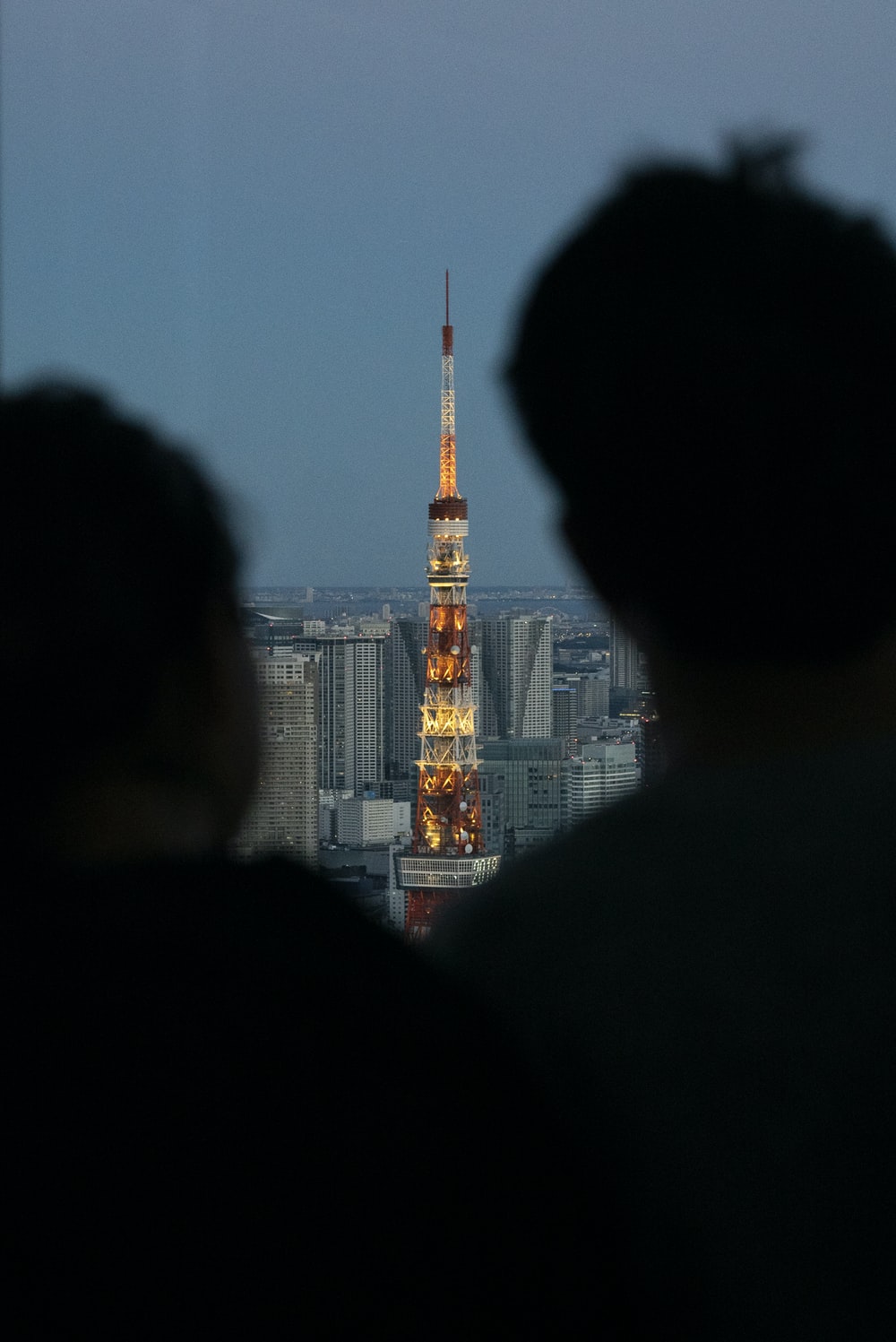 东京铁塔前的情侣剪影图片