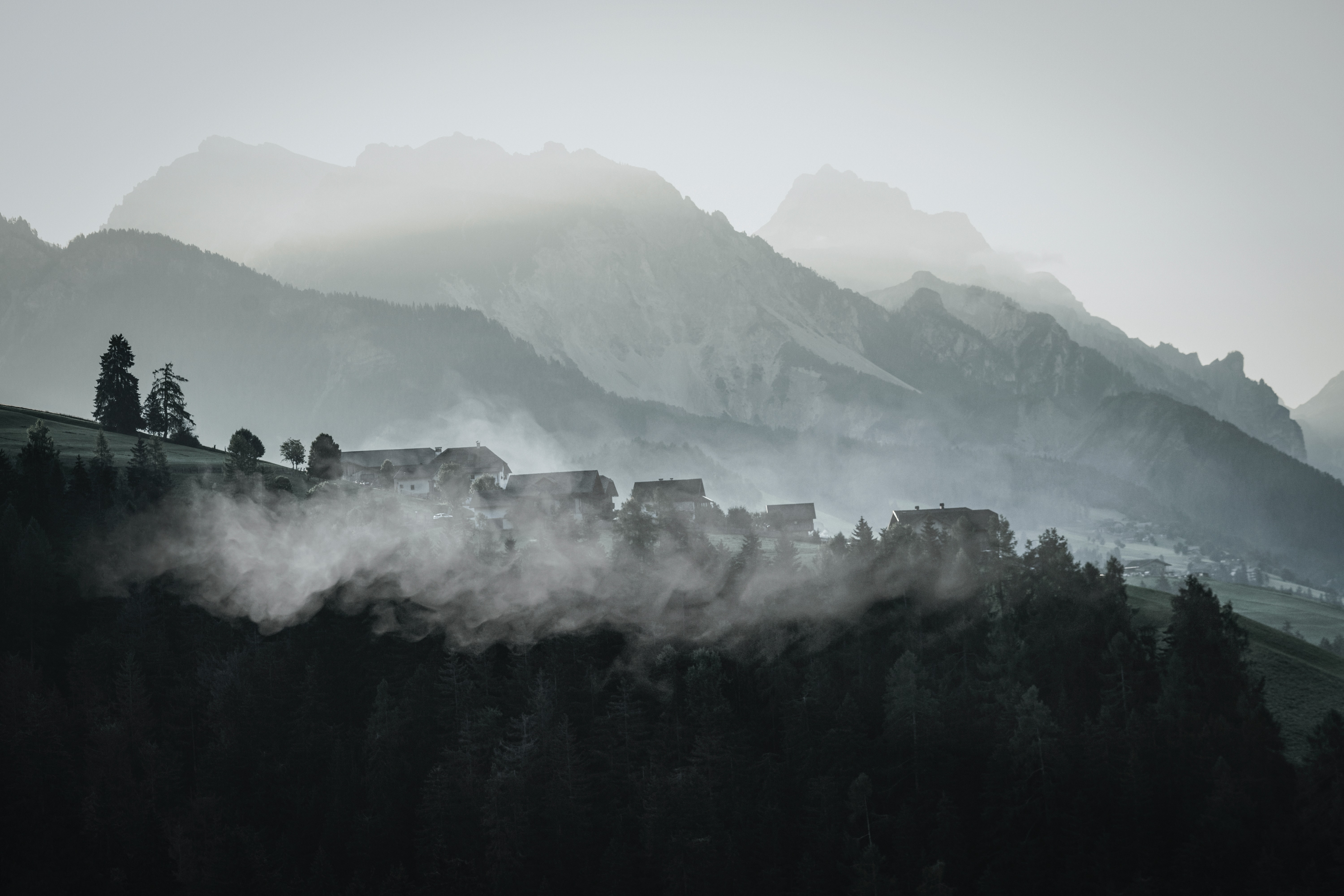 大雾里的村庄图片