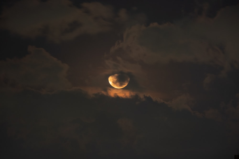 躲在云层里的月亮图片